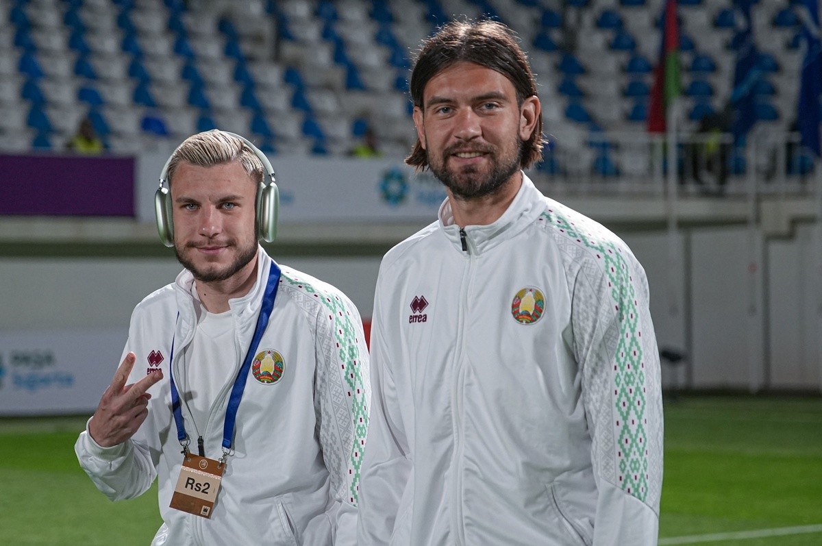 3-Павел Забелин (справа) на тренировке сборной.jpg