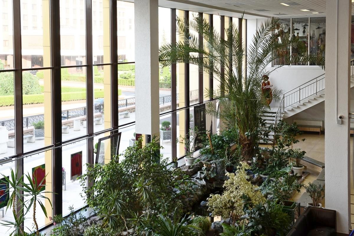 28-Фойе кинотеатра Пионер в Минске.jpg