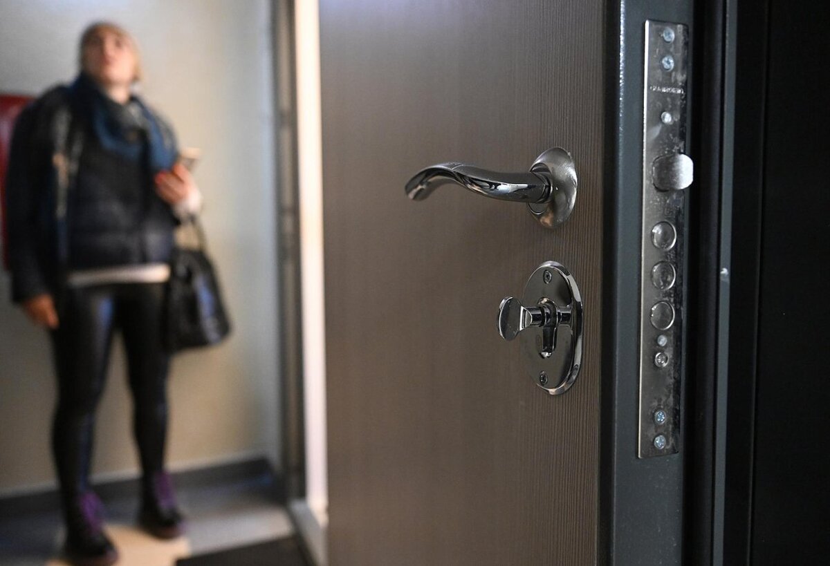 незнакомец пришел в квартиру
