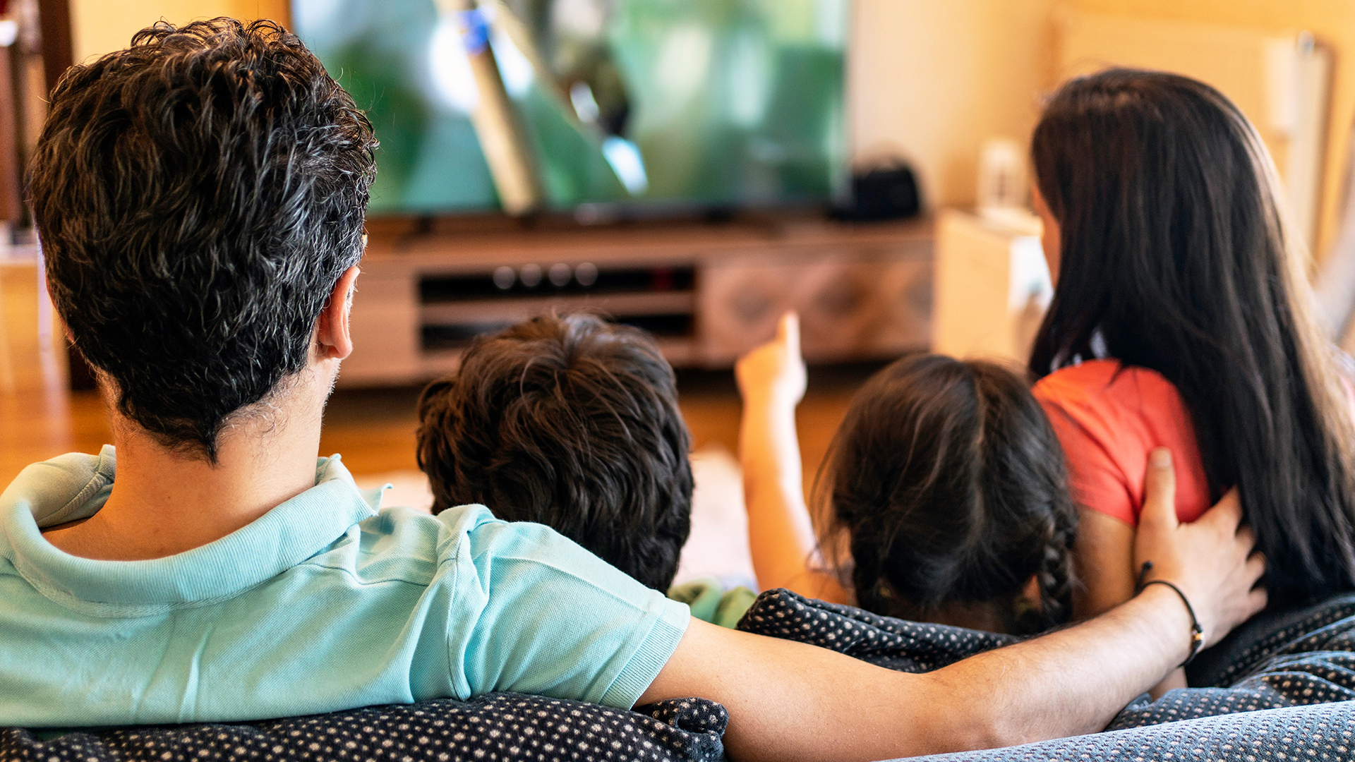 семья смотрит телевизор