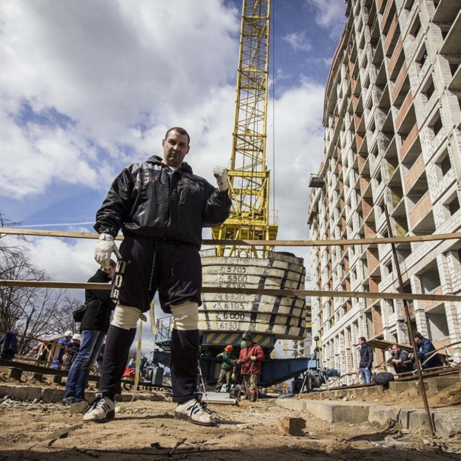 3-Кирилл Шимко собирается тащить башенный кран (2015 год).jpg