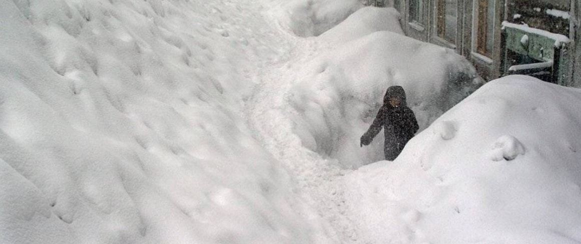 большие сугробы снега