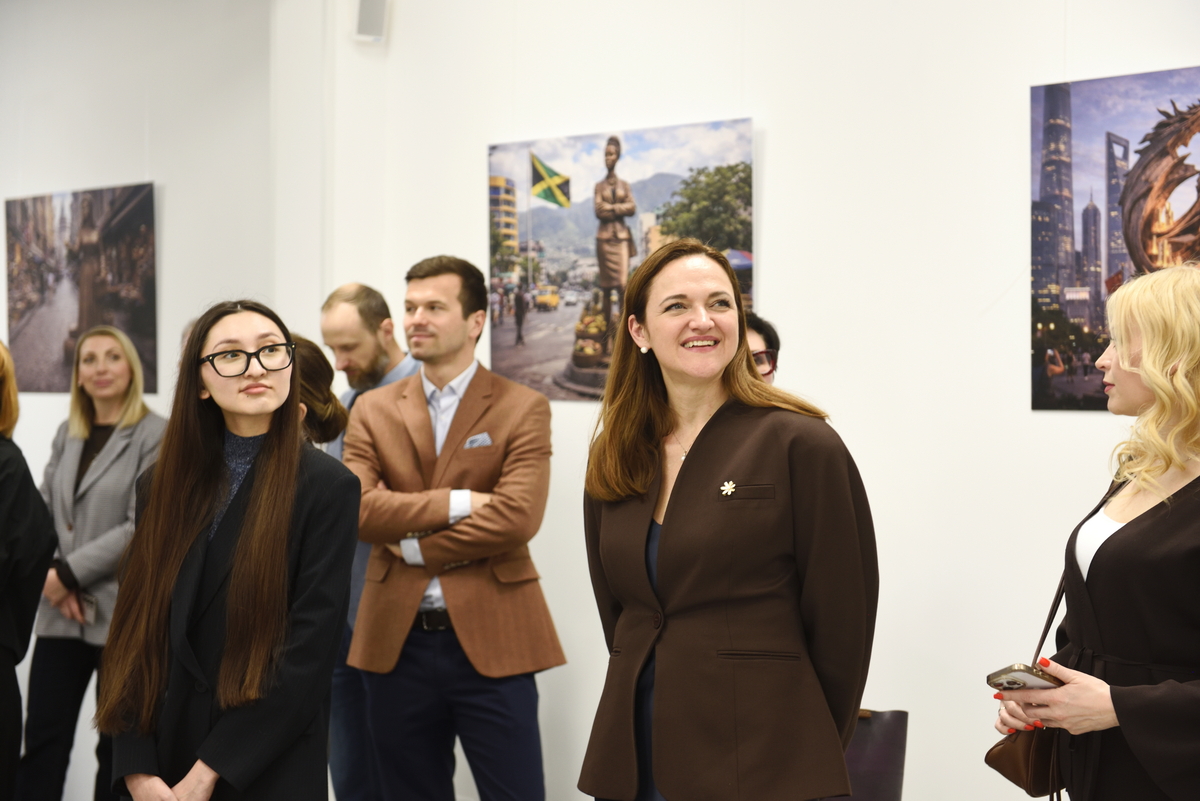 Заместитель председателя правления Paritetbank Татьяна Пясецкая (в центре) выбирает самую удачную картину, созданную ИИ