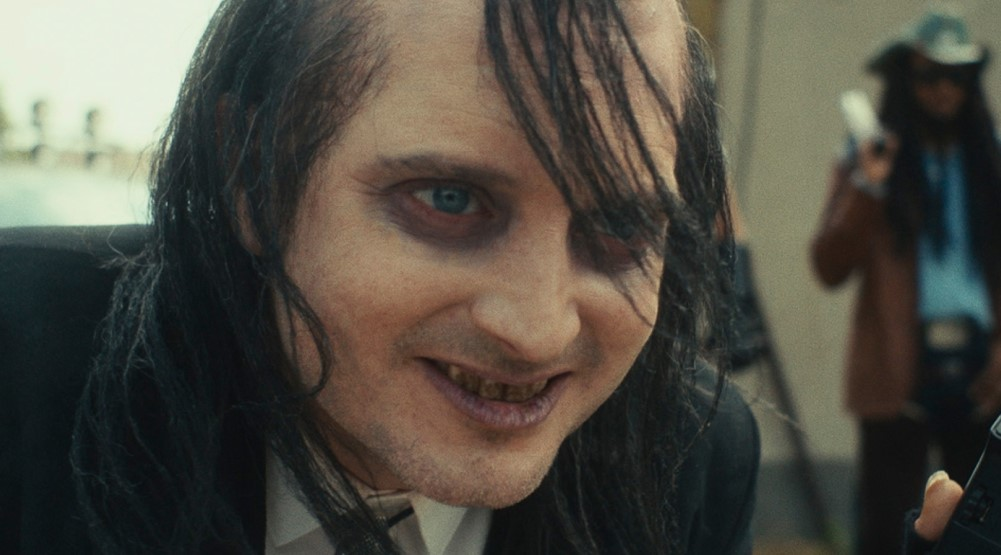 Элайджа Вуд в роли злодея, кадр из фильма «Токсичный мститель»