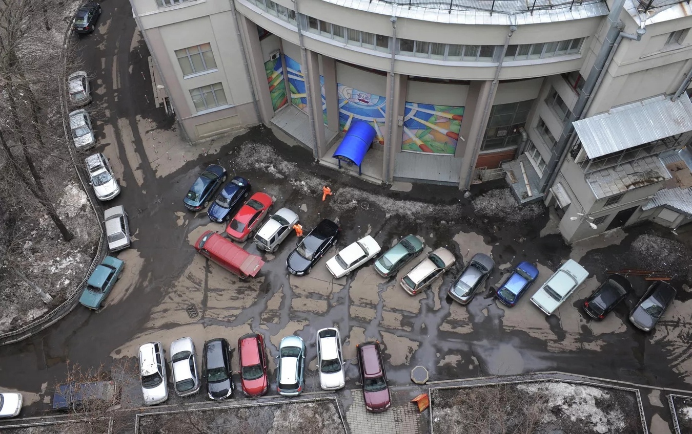 машины на парковке у дома