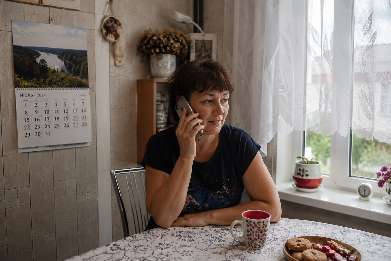 женщина звонит по телефону