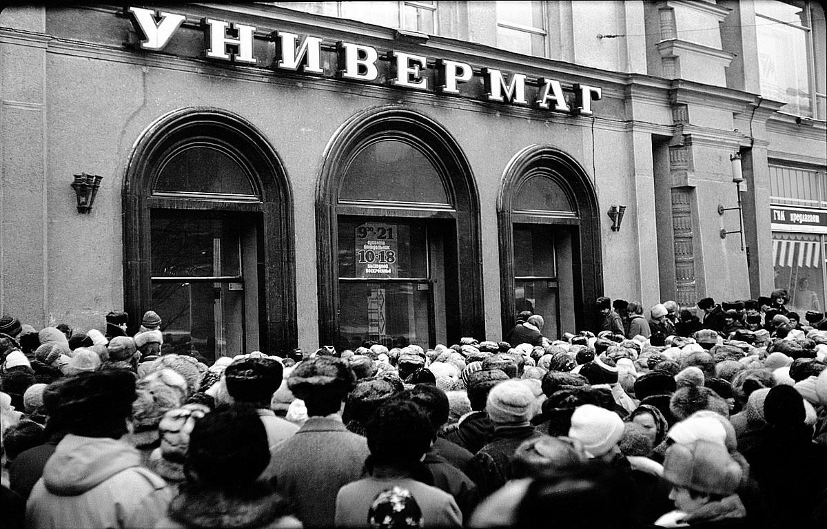 6-Очередь возле минского ГУМа февраль 1990-го.jpg