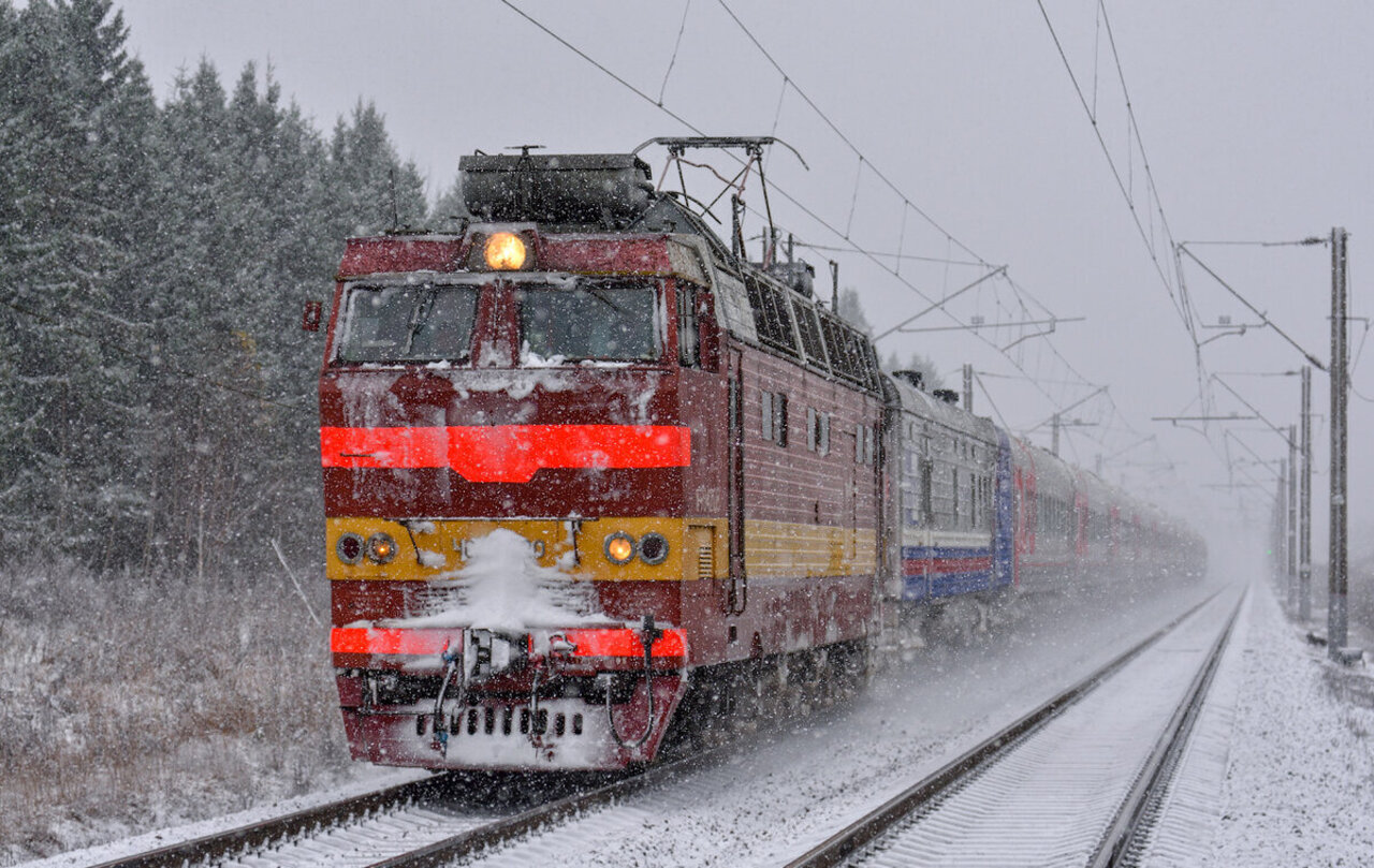 поезд едет зимой