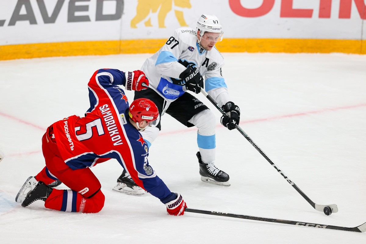 7-Вадим Шипачев уберегает шайбу от Дмитрия Саморукова из ЦСКА.jpg