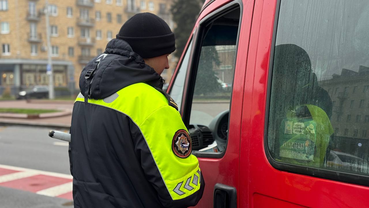 сотрудник ГАИ на дорогах Минска