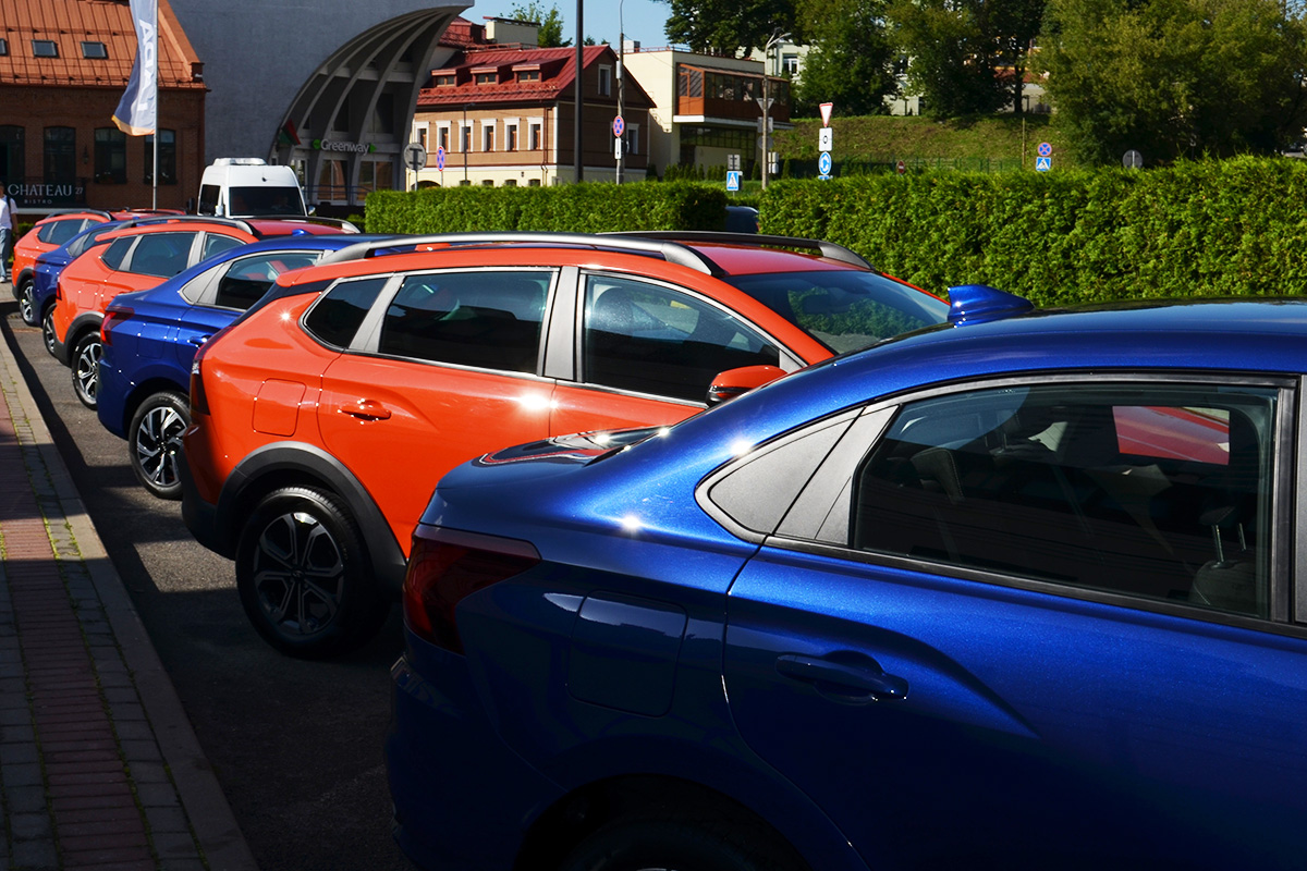 Lada Iskra на парковке сзади