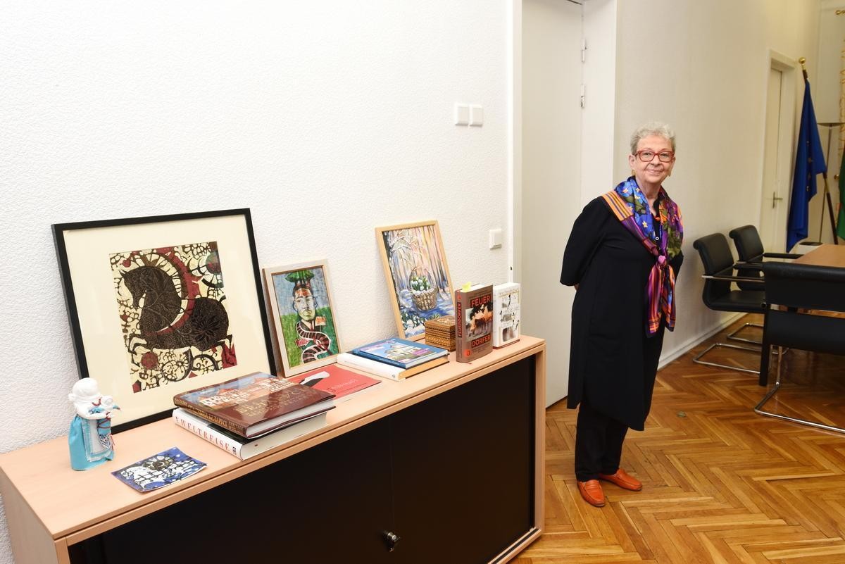 1-Андреа Викторин встречает журналистов в рабочем кабинете.jpg