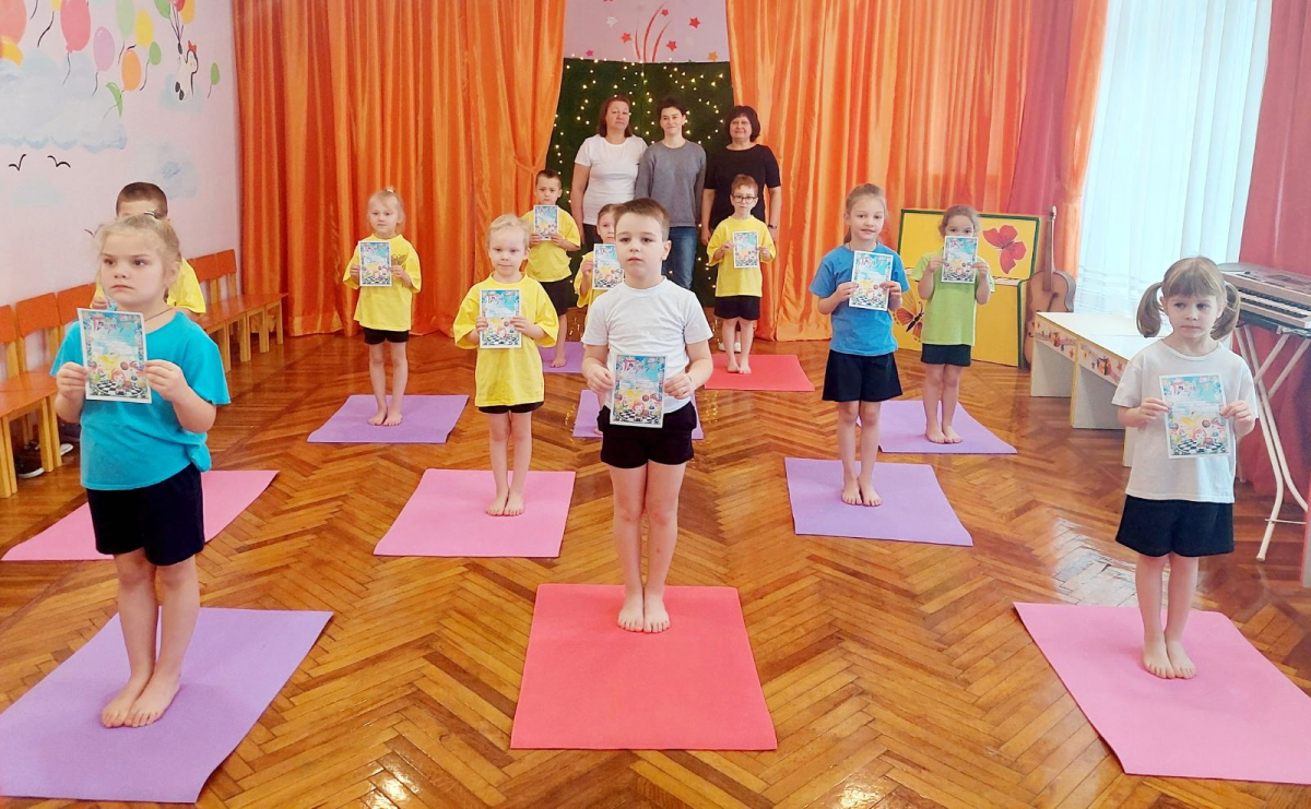 дети упражняются в детсаду