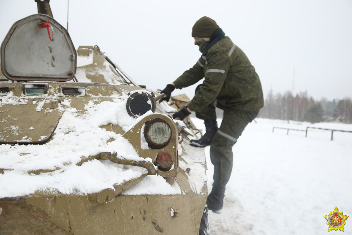 БТР на дороге