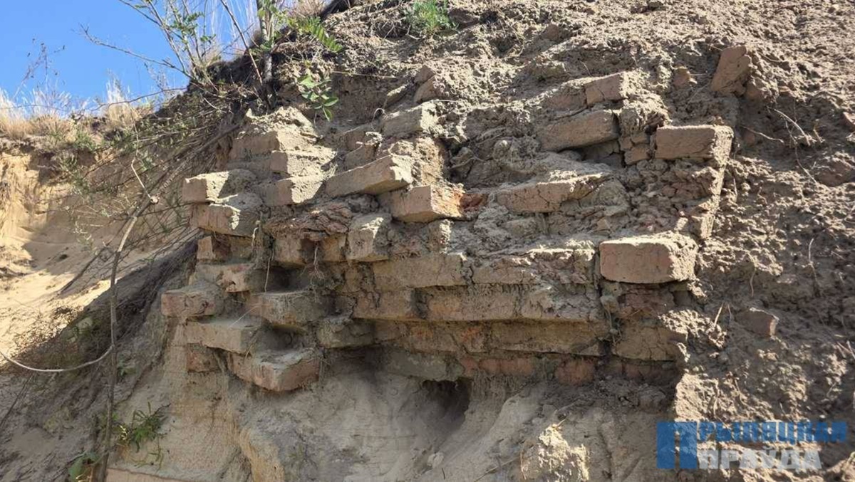 остатки фундамента Антоновского замка остатки фундамента Антоновского замка