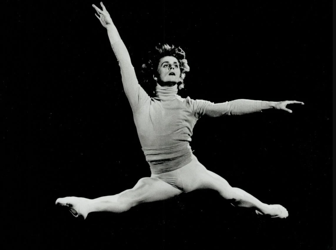 Михаил Барышников в прыжке