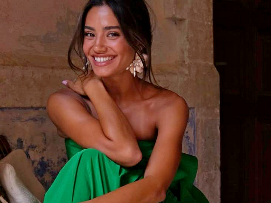 20-Серьги Милы Игнатик в рекламе Valentino.png