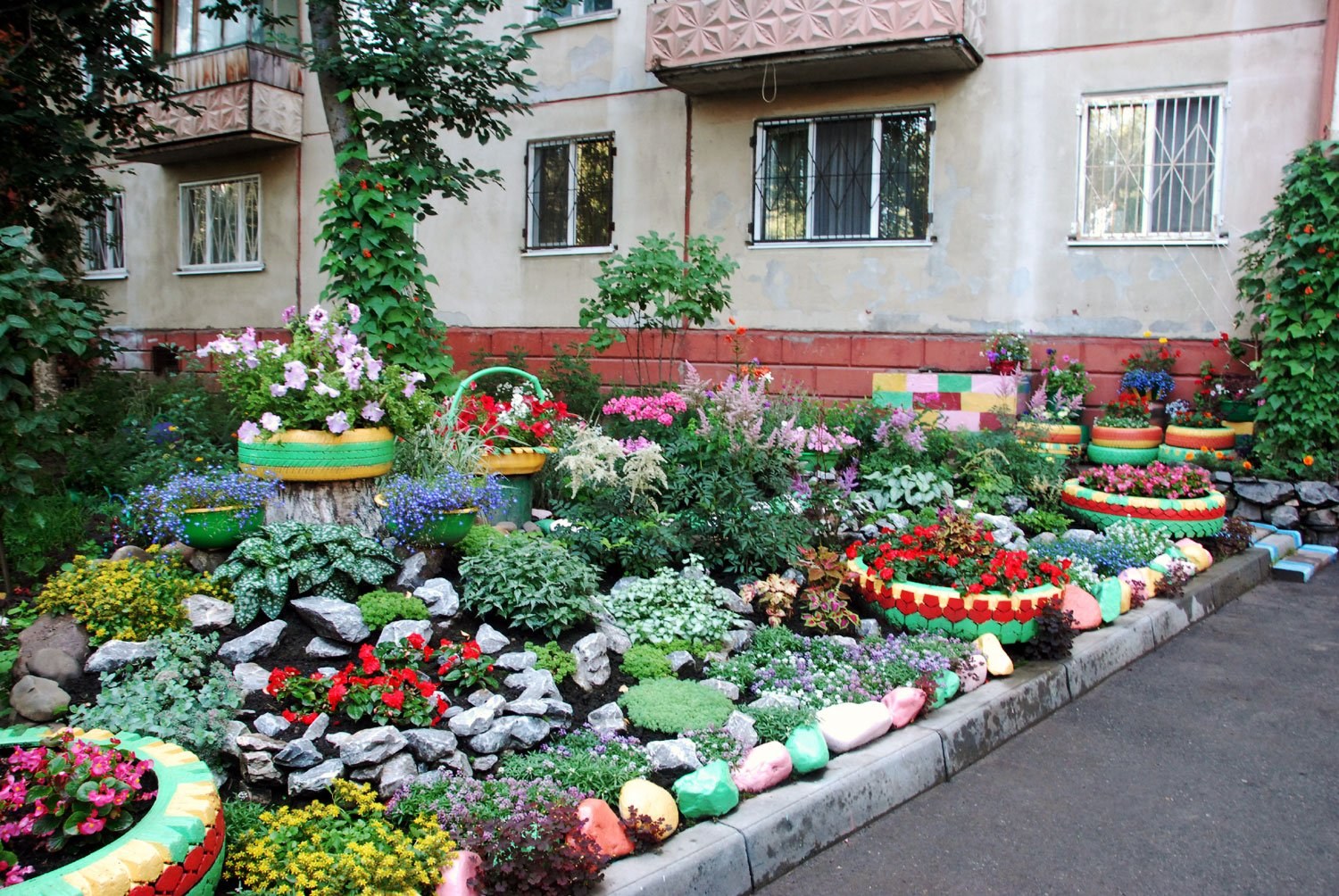 клумбы во дворе клумбы во дворе