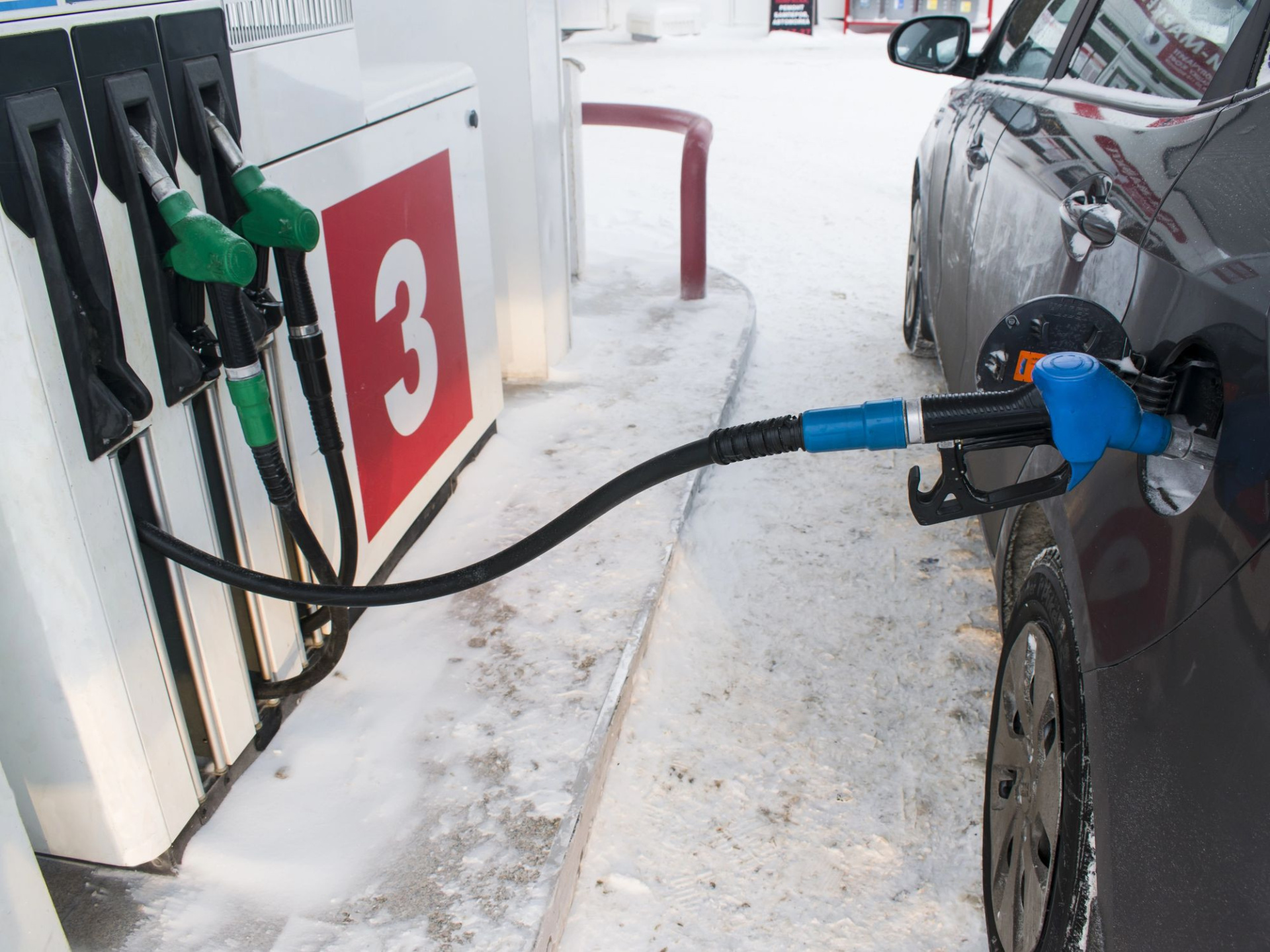 машина заправляется