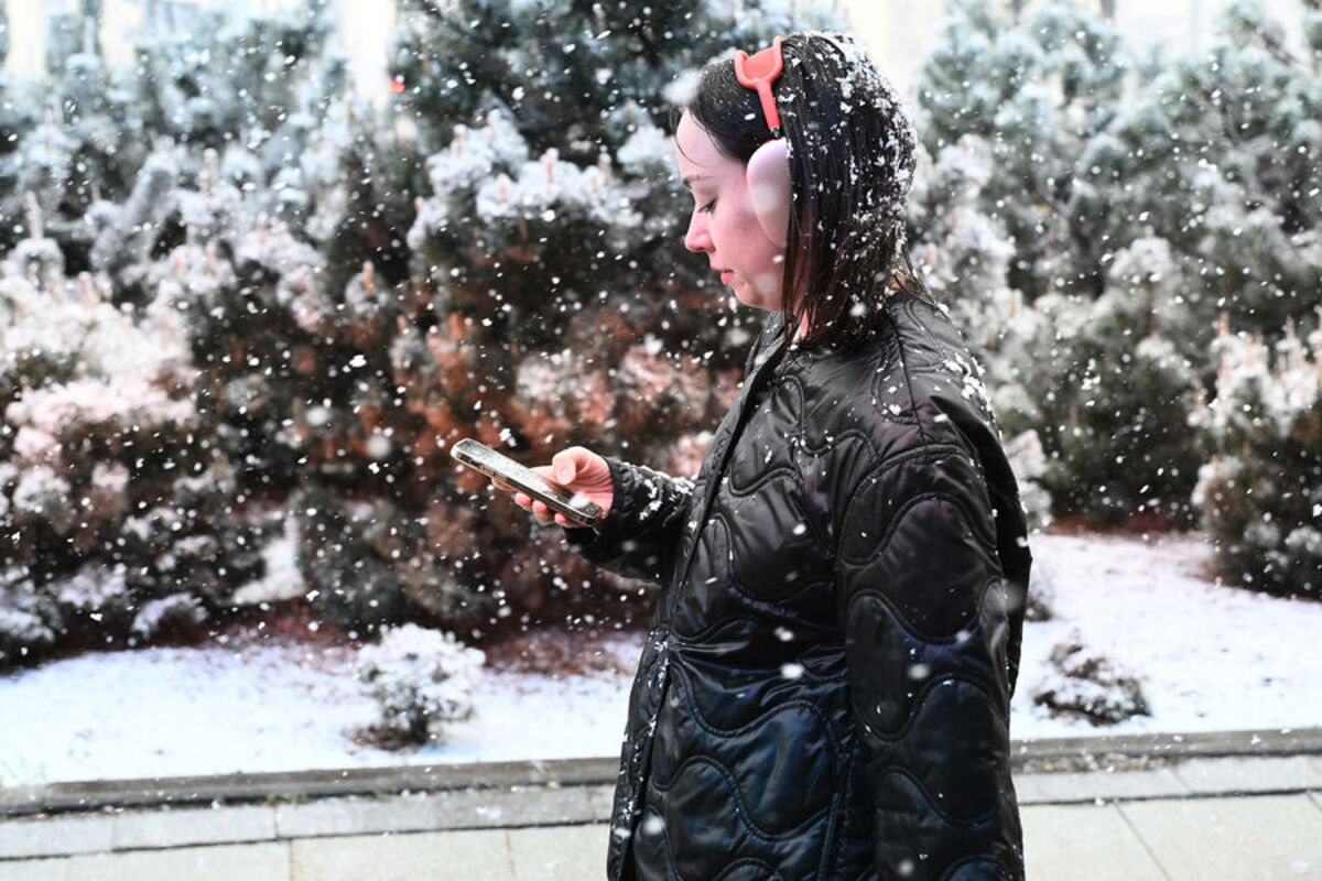 женщина пользуется телефоном