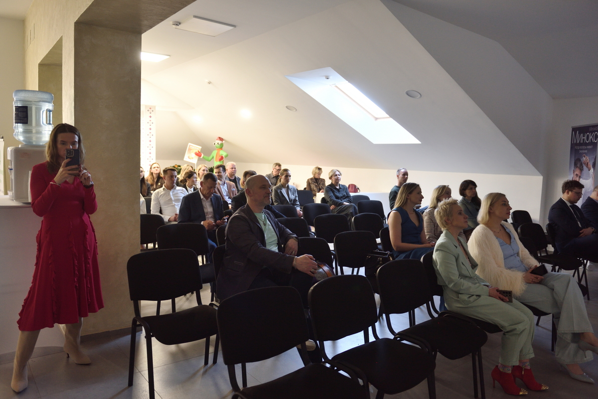 Гости смотрят фильм о том, как менялся и развивался женский бизнес на протяжении многих веков