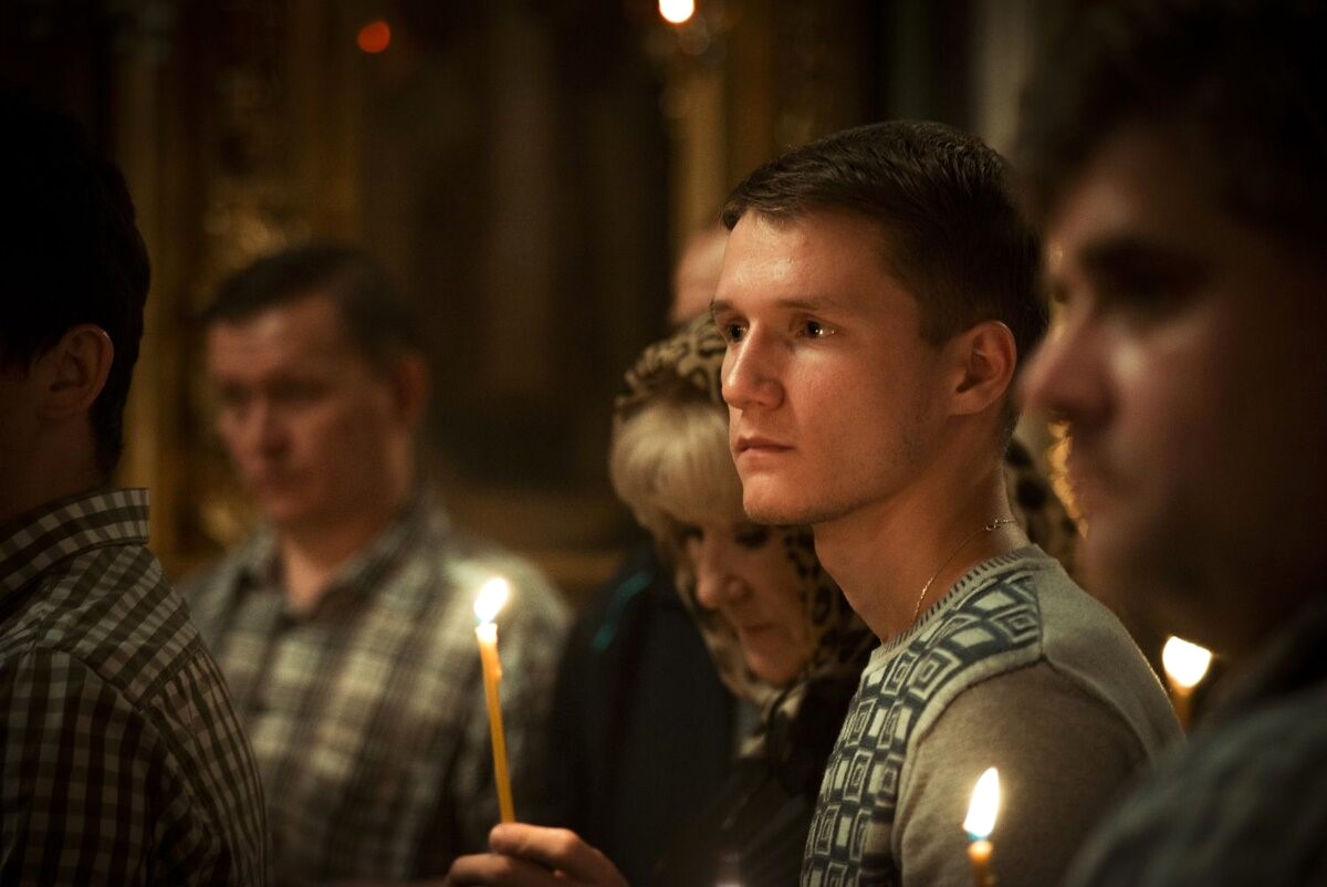 Человек в церкви.jpg
