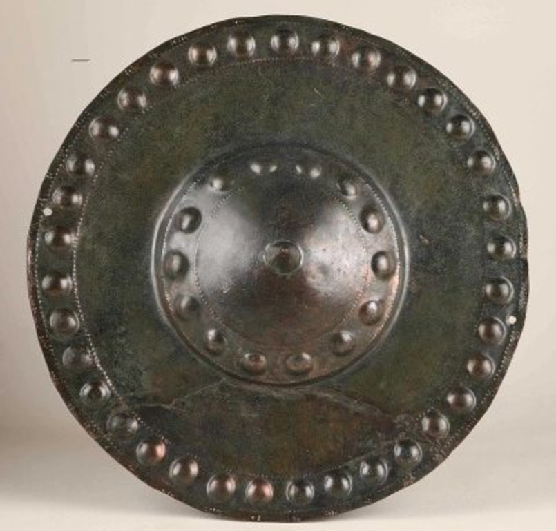 древний бронзовый щит