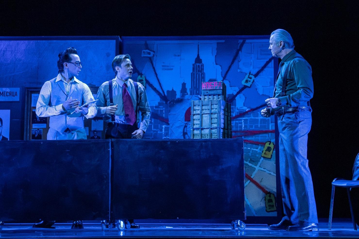 Шахматы, ИИ и стрельба: как выглядит комедия абсурда про пенсионеров в театре Горького