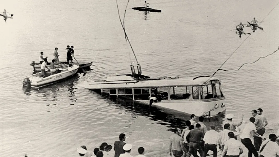 тонущий троллейбус