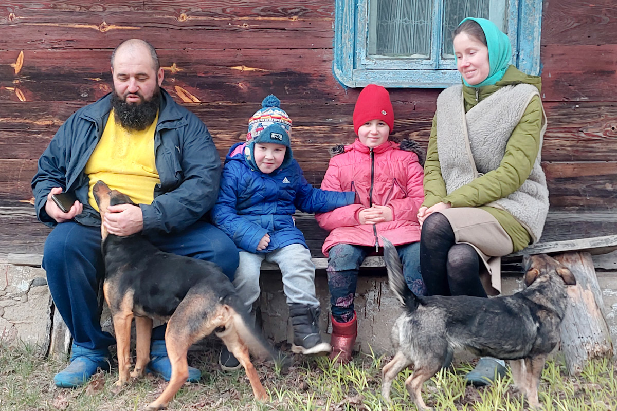 Чтобы подоить коз, нужно восемь часов”. Семья бросила городскую жизнь и  варит сыры на заброшенном хуторе | СмартПресс