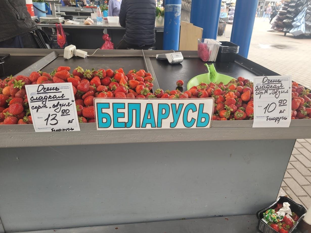 Клубнику на Комаровке можно купить уже по 8 рублей за 1 кг. А черешню?