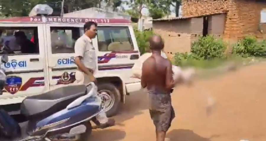 мужчина несет скелет сестры.png