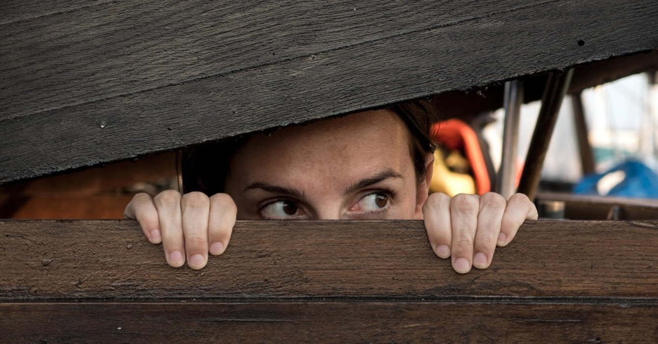 девушка спряталась в безопасном месте