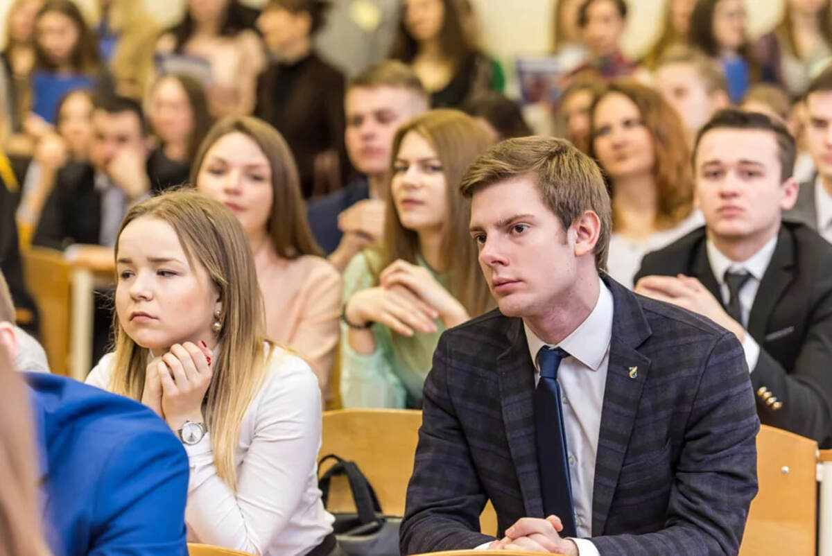студенты в вузе