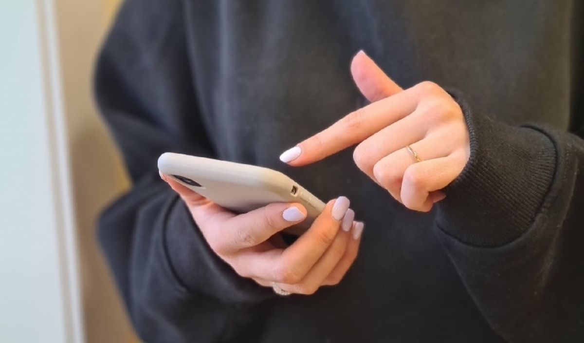 человек держит телефон в руках