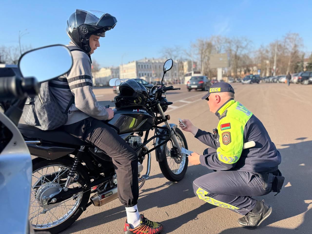 сотрудник ГАИ проверяет мотоцикл