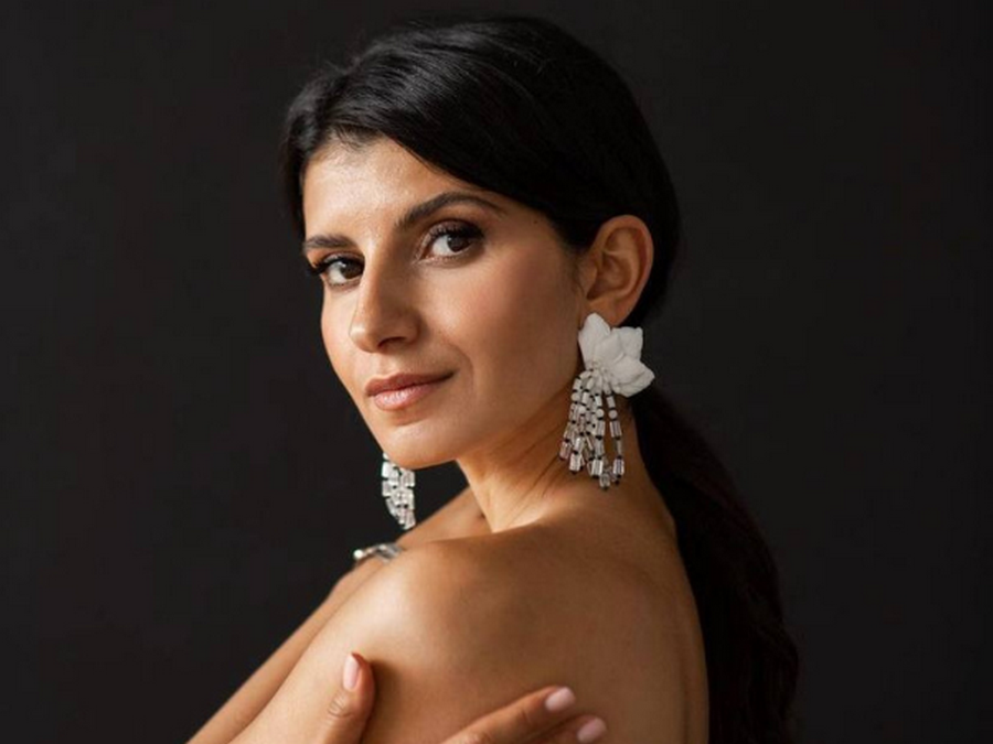 24-Седа Каспарова в серьгах Милы Игнатик.png