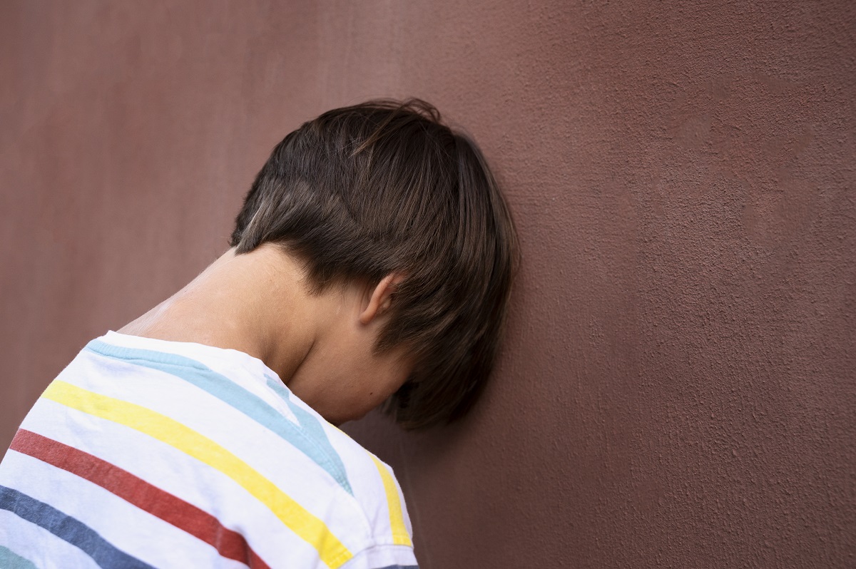 мальчик у стены.jpg