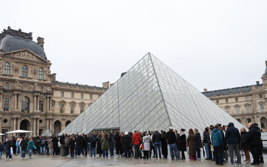 очередь в Лувр.jpg