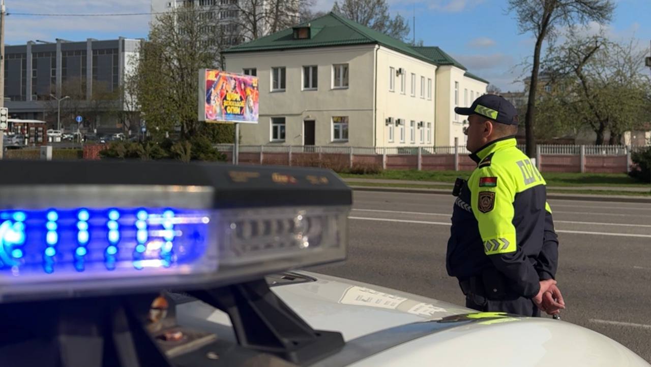 сотрудник ГАИ работает