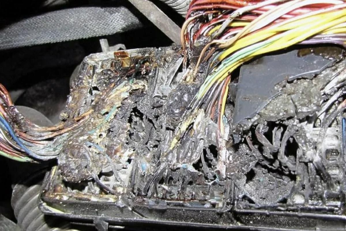 4-Электропроводка автомобиля расплавившаяся после короткого замыкания.jpg