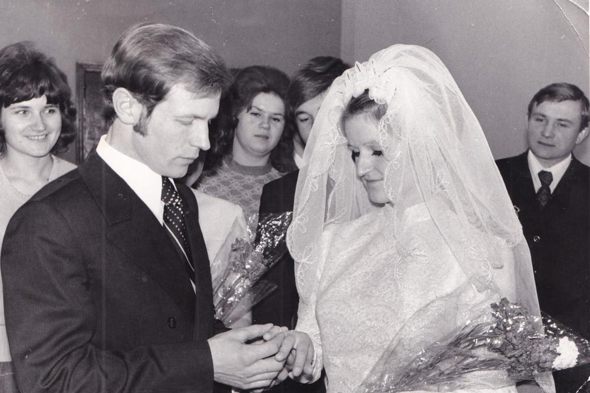 14-Надежда и Михаил Добрянские в ЗАГСе 1975 год.jpg