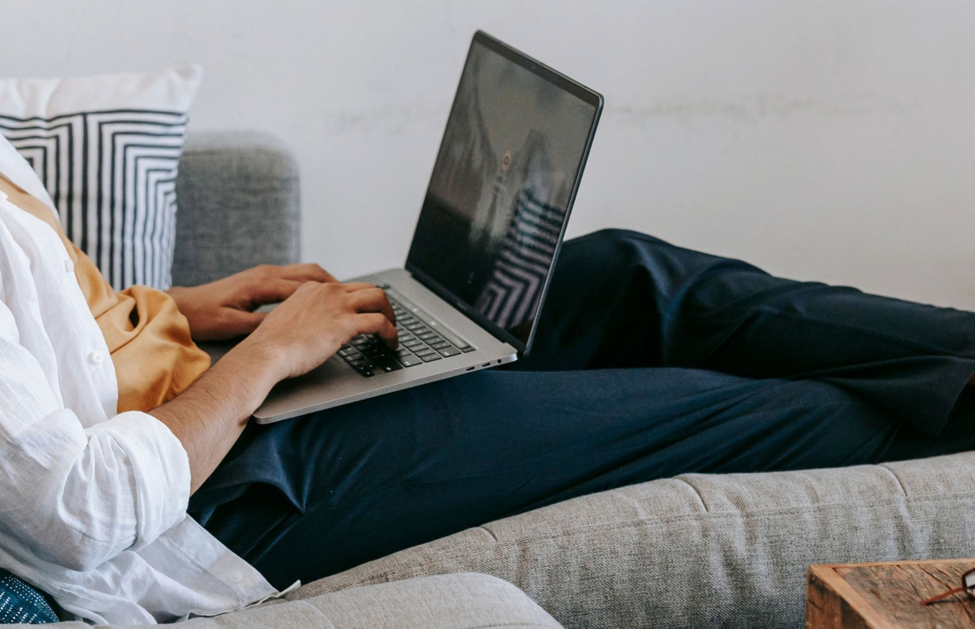 Мужчина с ноутбуком