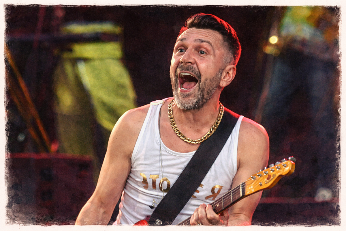 Шнуров с гитарой