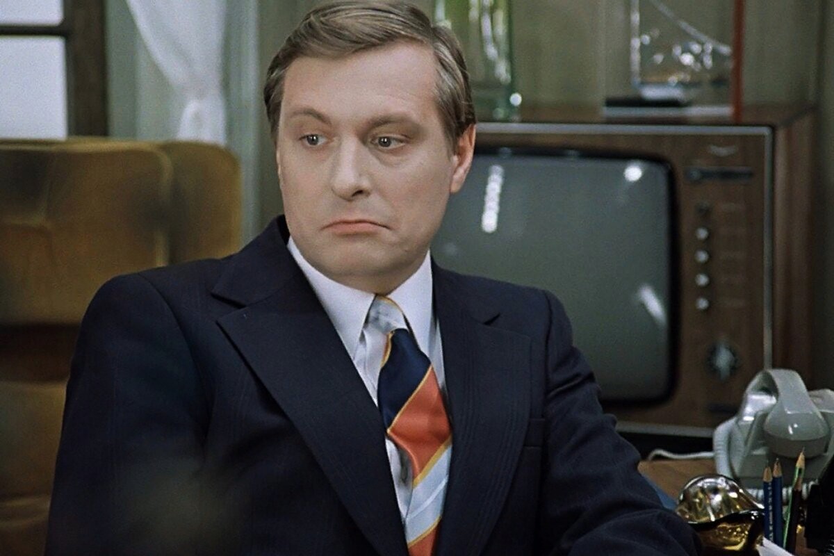 Олег Басилашвили в роли Юрия Самохвалова в фильме "Служебный роман"