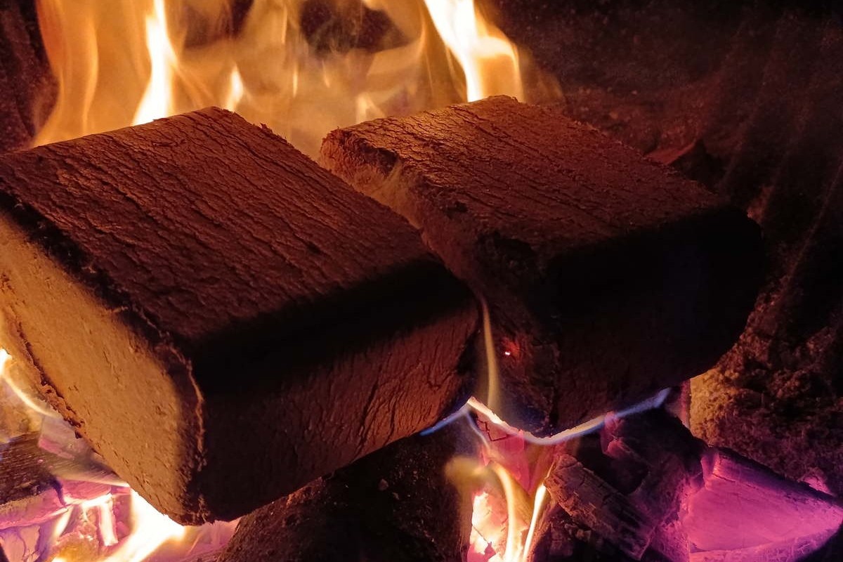 3-Топливные брикеты (евродрова) в огне.jpg