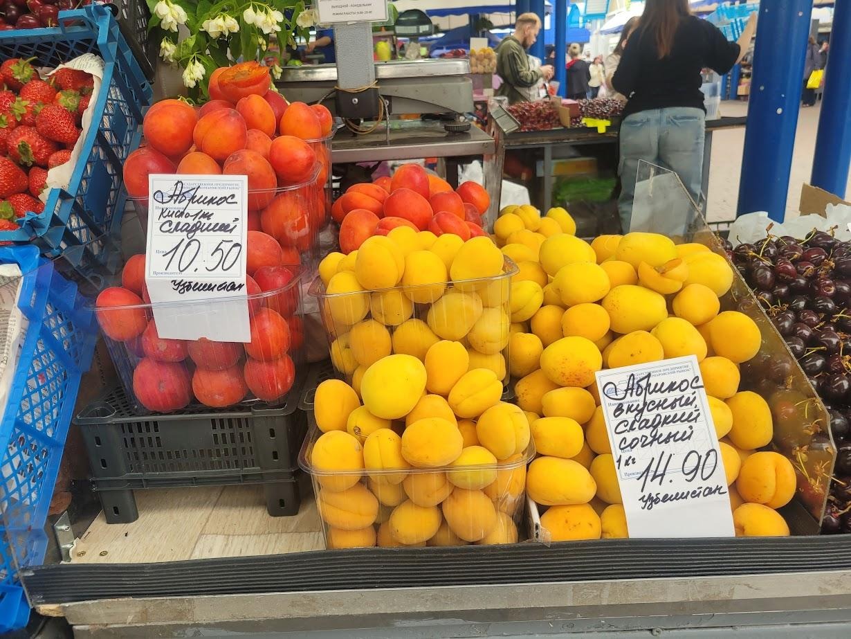 Клубнику на Комаровке можно купить уже по 8 рублей за 1 кг. А черешню?