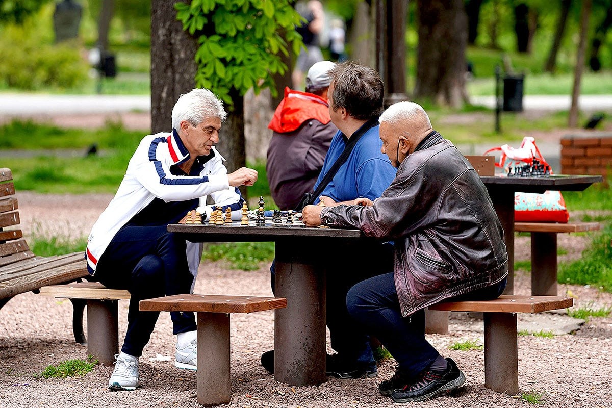 1-Пенсионеры играют в шахматы.jpg