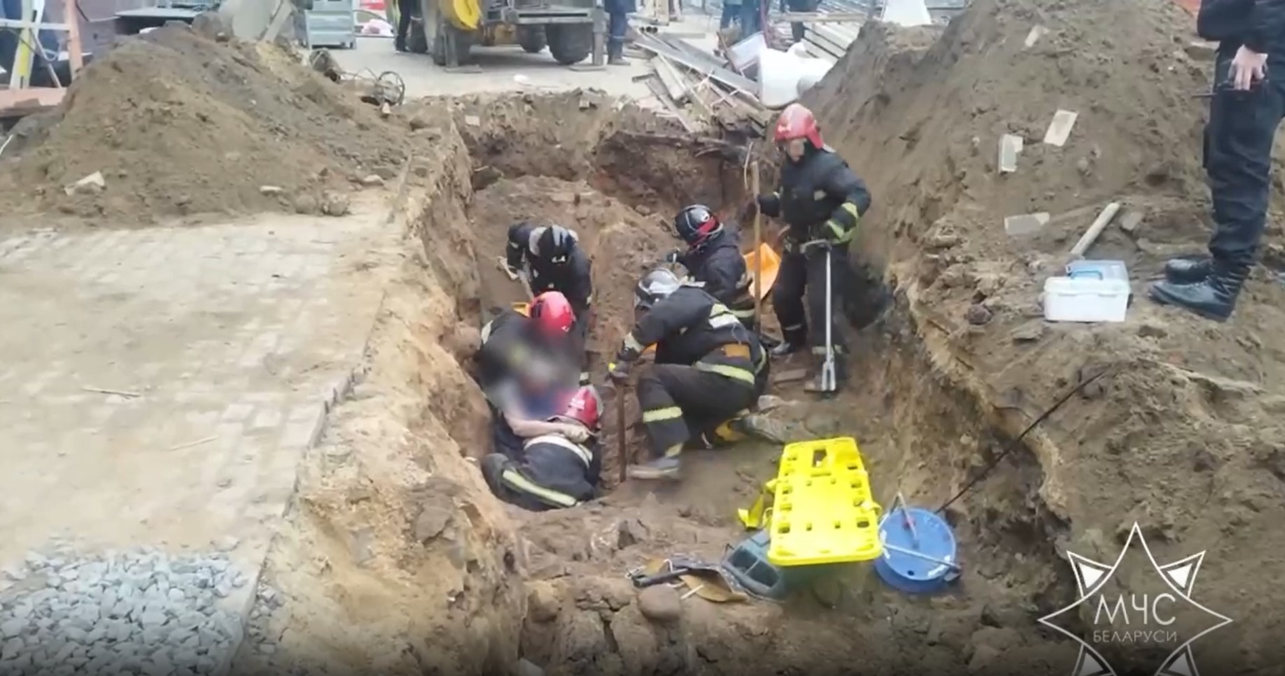 рабочего засыпало грунтом в Минске