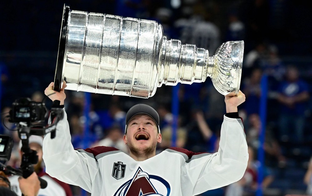 4-Звезда Колорадо Кейл Макар с Кубком Стэнли.jpg